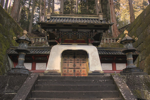 Entrance to the building holding the remains of Tokugawa Iemitsu.